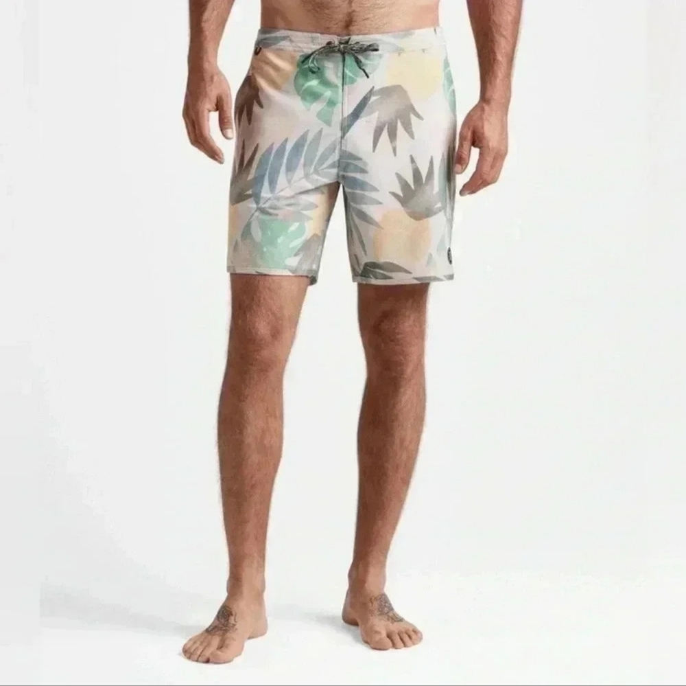 NWOT Roark Chiller 17" Boardshorts Multi Color size 32